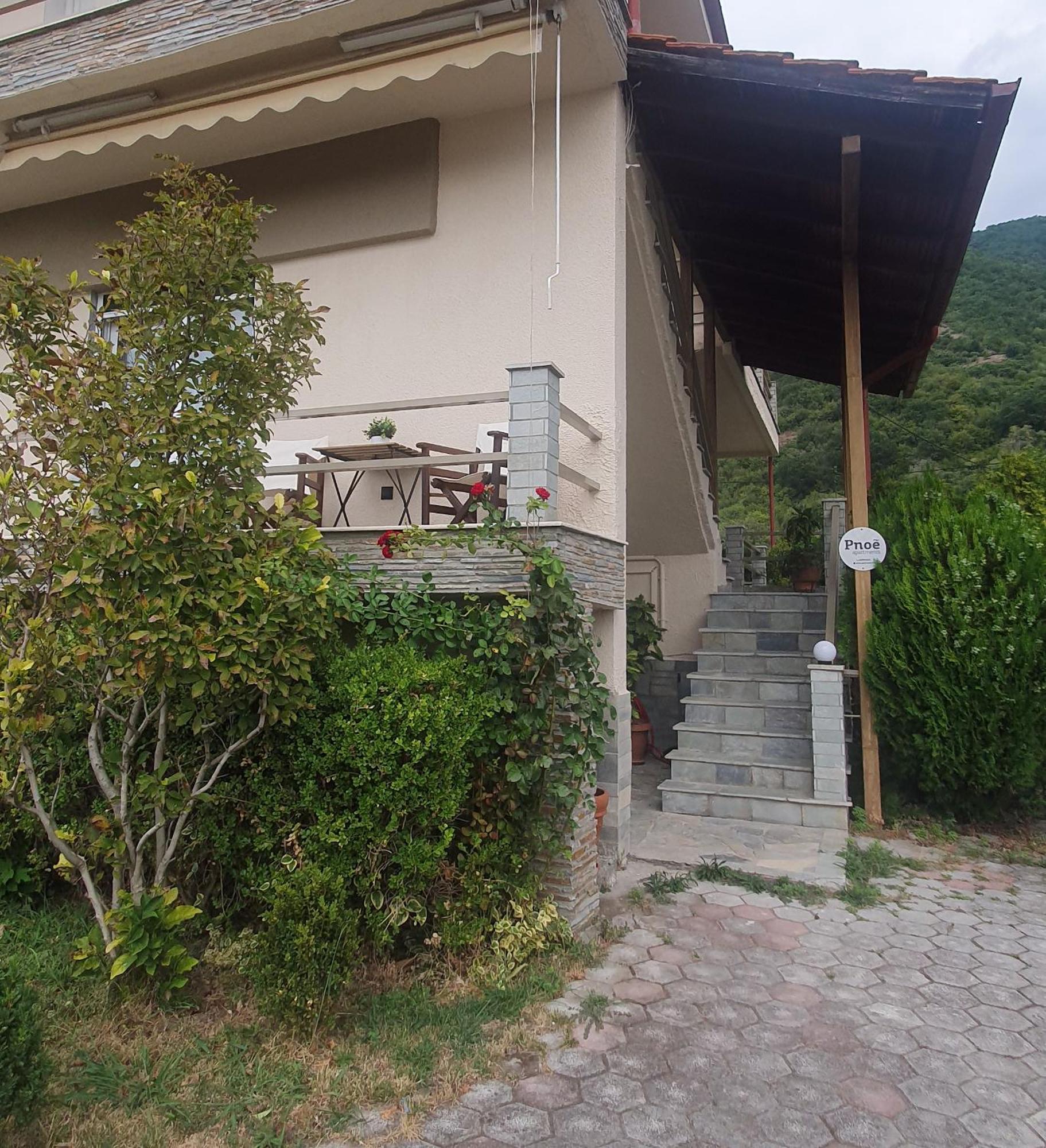 Pnoe Apartments Loutraki  Exterior photo